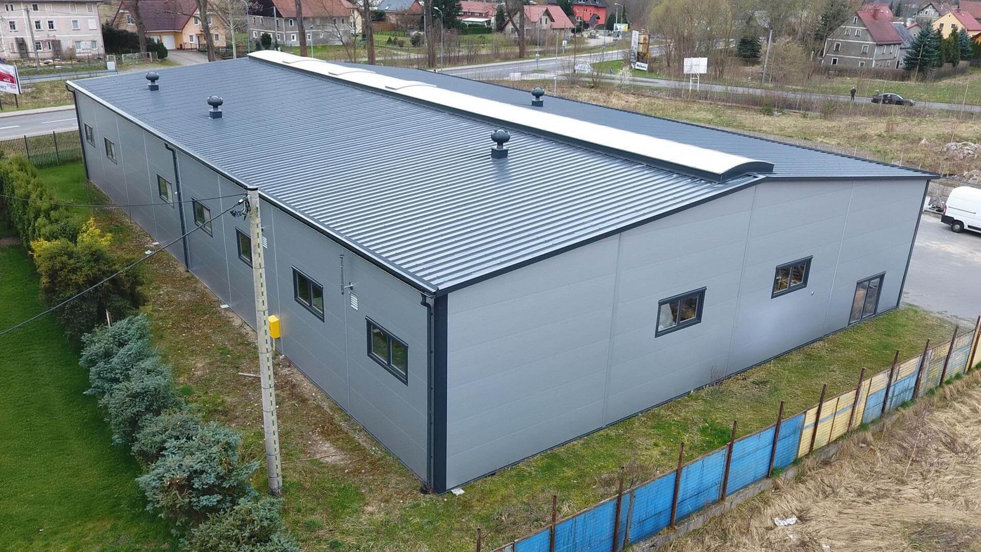Hala produkcyjna z biurem Hala produkcyjna z biurem