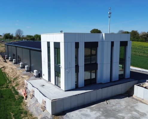 Hala produkcyjna z biurowcem